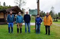 Kartet på badeplassen ved Igltjønna viser turstiene oppi Åsan. Fra venstre Rune Løfald, Harald Egil Folden, Ole Solvik, Aud Lillegård og Baard Gåsvand. Eli Solvik var ikke til stede da bildet ble tatt.